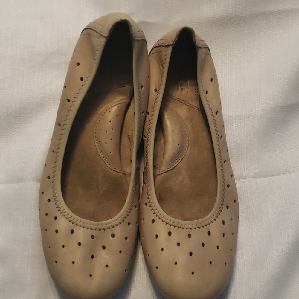 Born tan ballet flats size 6.5